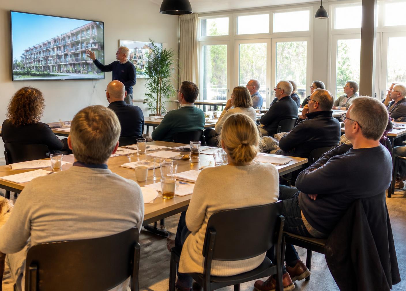 Bestuursleden en bewoners tijdens een ALV van een Vereniging van Eigenaars