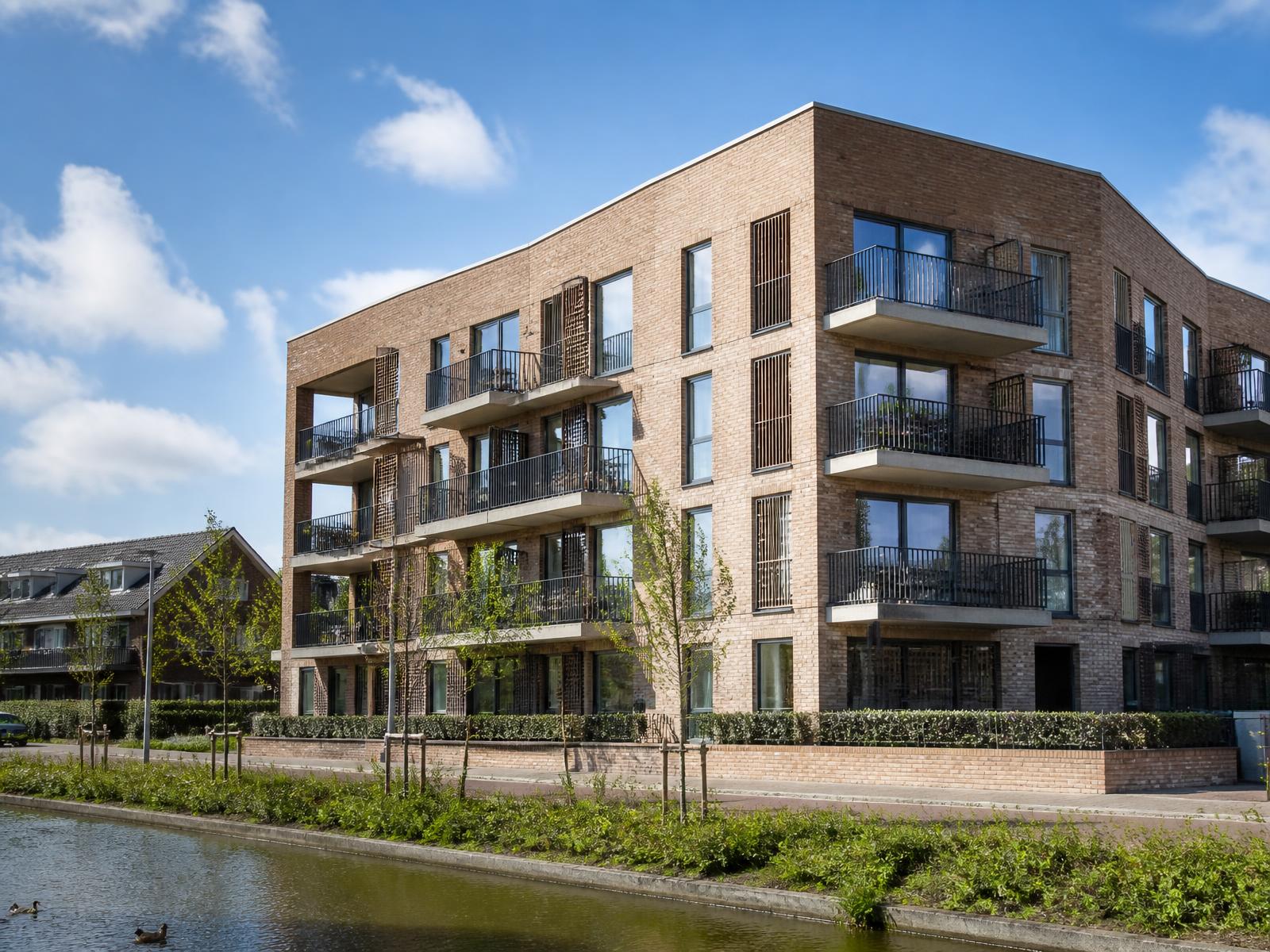 Nederlands appartementencomplex met balkons langs het water